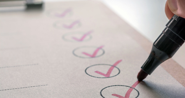 60-Day Newbie Challenge: 6 Action Steps to Land Your First Deal in 2 Months or Less Erledigte Aufgaben werden auf einer To-Do-Liste abgehakt